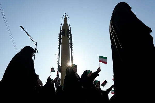 Iran test-fires Fattah hypersonic missiles, escalating tensions with Israel and U.S.