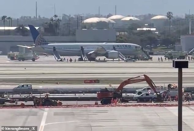 United Airlines Flight Makes Emergency Landing at LAX After Engine Failure, Carrying 268 Passengers