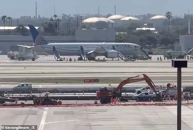 United Airlines Flight Makes Emergency Landing at LAX After Engine Failure, Carrying 268 Passengers