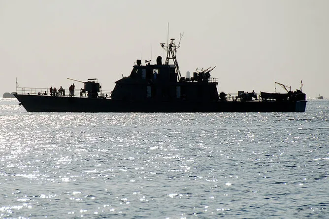 U.S. Military Destroys Over 20 Iranian Naval Vessels, Including Submarine, in Escalating Tensions