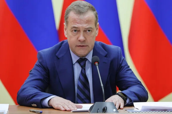 Medvedev Claims U.S. Bases in Persian Gulf Pose Threat, Not Protection – Sparks International Debate