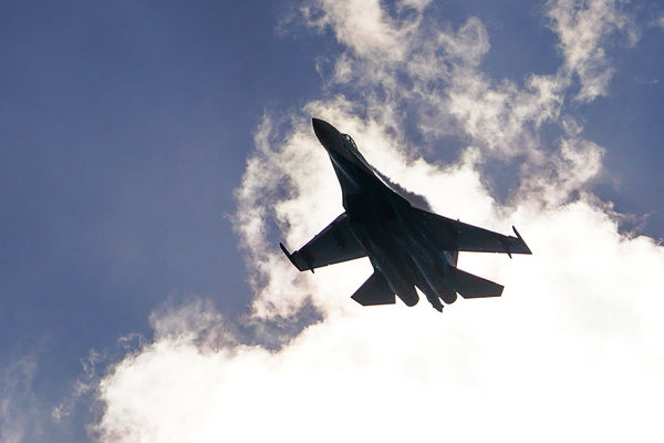 Surveillance Reveals Su-35's High-Speed Climb in Escalating Aerial Tactics Over Ukraine