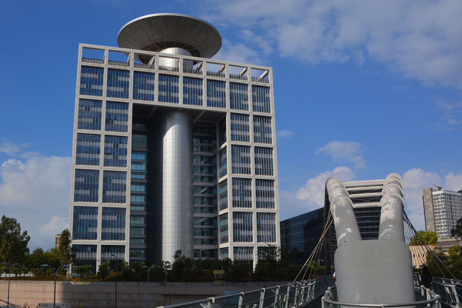 Hezbollah Launches Rocket Attack on Tel Aviv's Israeli Defense Complex, Escalating Mideast Tensions