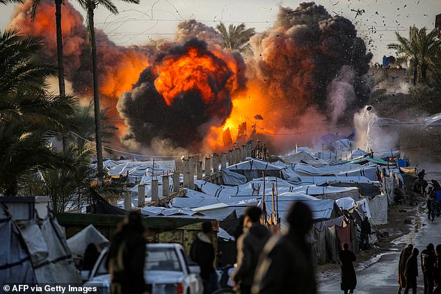 Trump Defies Netanyahu, Rejects Plan to Incite Iranian Violence After Airstrike