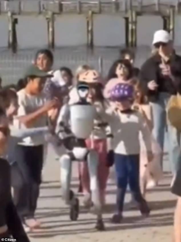 Humanoid Robot Spontaneously Plays Tag with Children in Brooklyn Bridge Park, Sparking Amazement and Unease