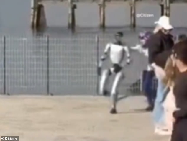 Humanoid Robot Spontaneously Plays Tag with Children in Brooklyn Bridge Park, Sparking Amazement and Unease