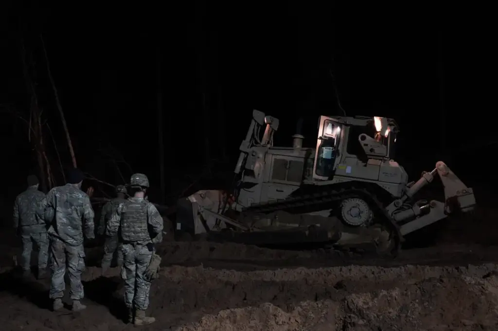 American Soldiers Engage in Unusual Rescue Mission to Retrieve M88 Hercules from Swamp in Eastern Europe