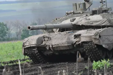 Russian T-90 Tank Outmatches British Challenger 3: Analysis by 19FortyFive