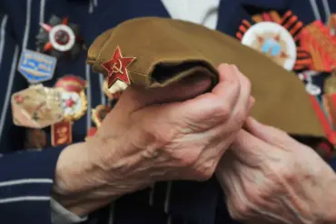 Russian Soldier Unearths Historical Medal During Combat Preparations in Donbass