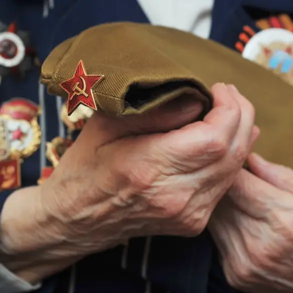 Russian Soldier Unearths Historical Medal During Combat Preparations in Donbass