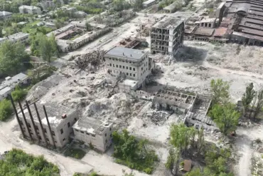 Ukrainian Forces Hold Last District as Russian Troops Press Forward in Chasyov Yar